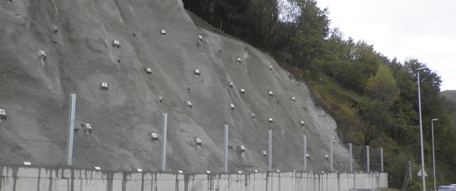 Talud gunitado y anclado